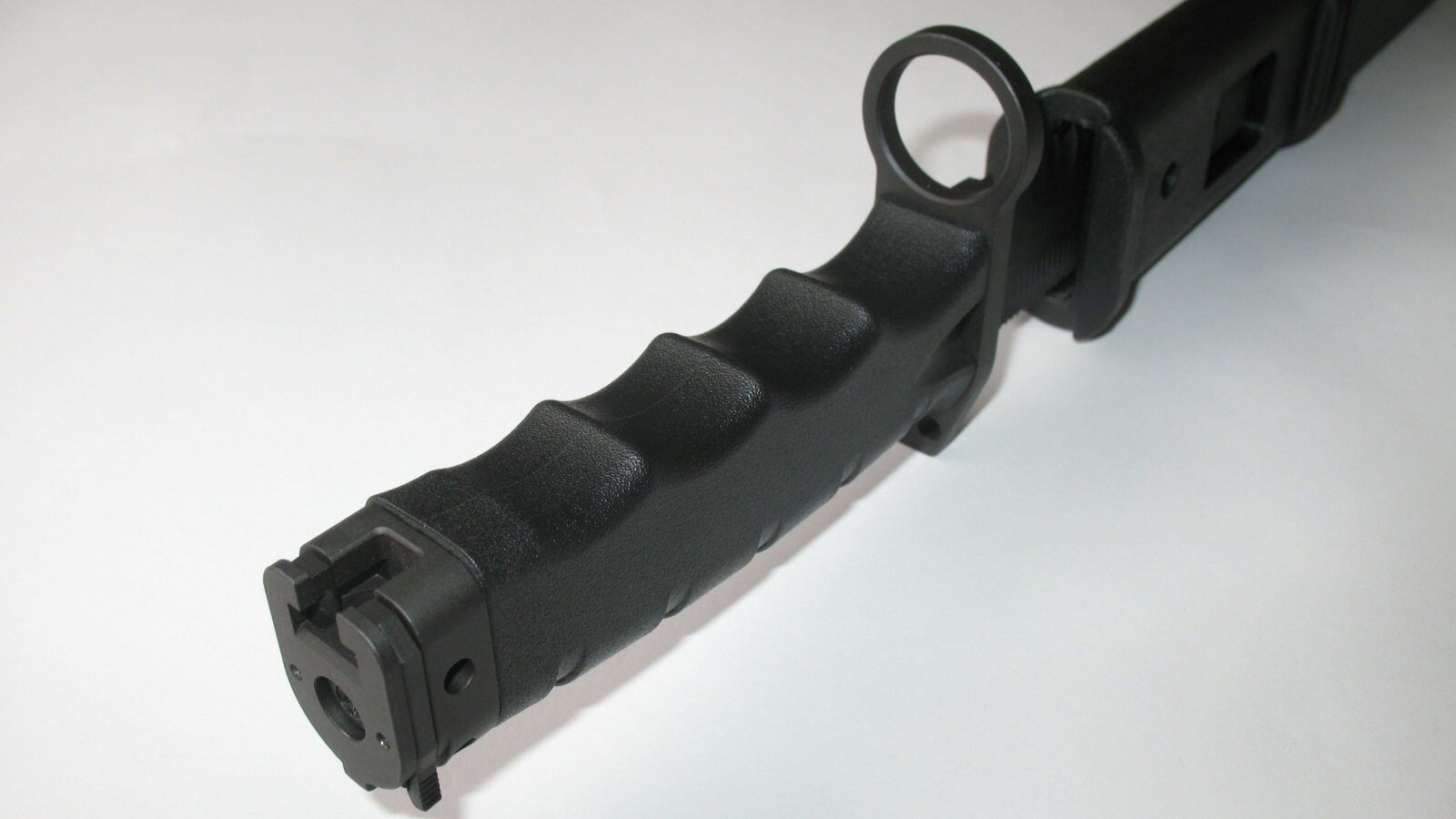 Bodák 805 – detail rukojeti a patice s hlavňovým kroužkem